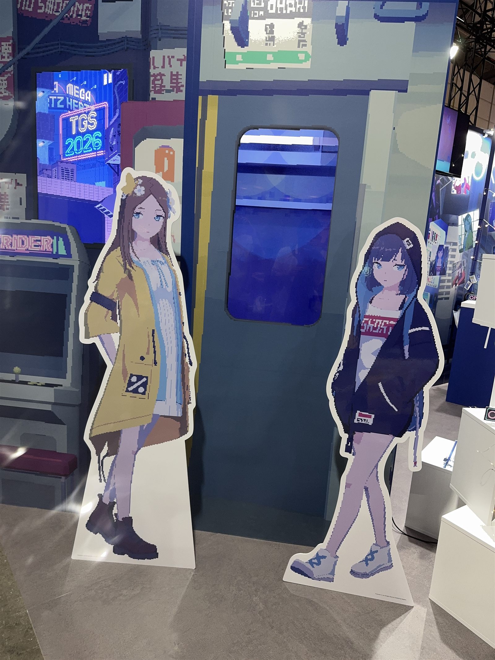 ゲームキャラクターの等身大パネルと撮影スペース