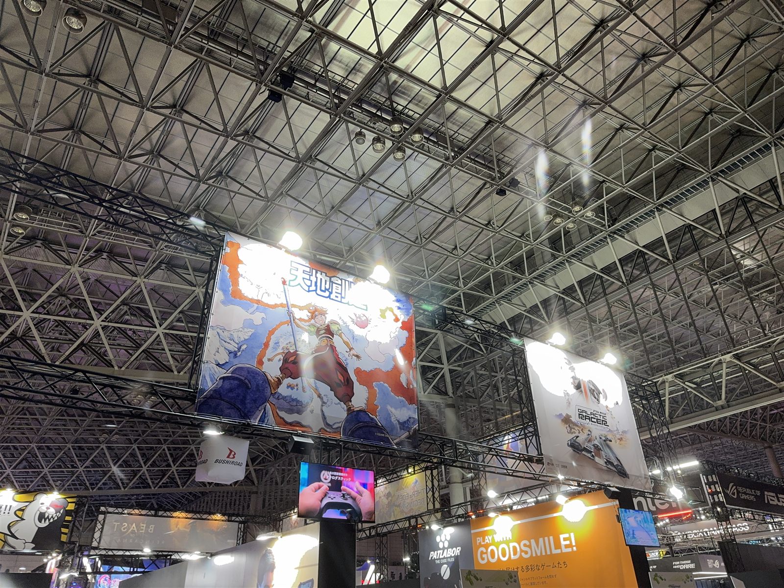 大型広告が吊られた東京ゲームショウ会場