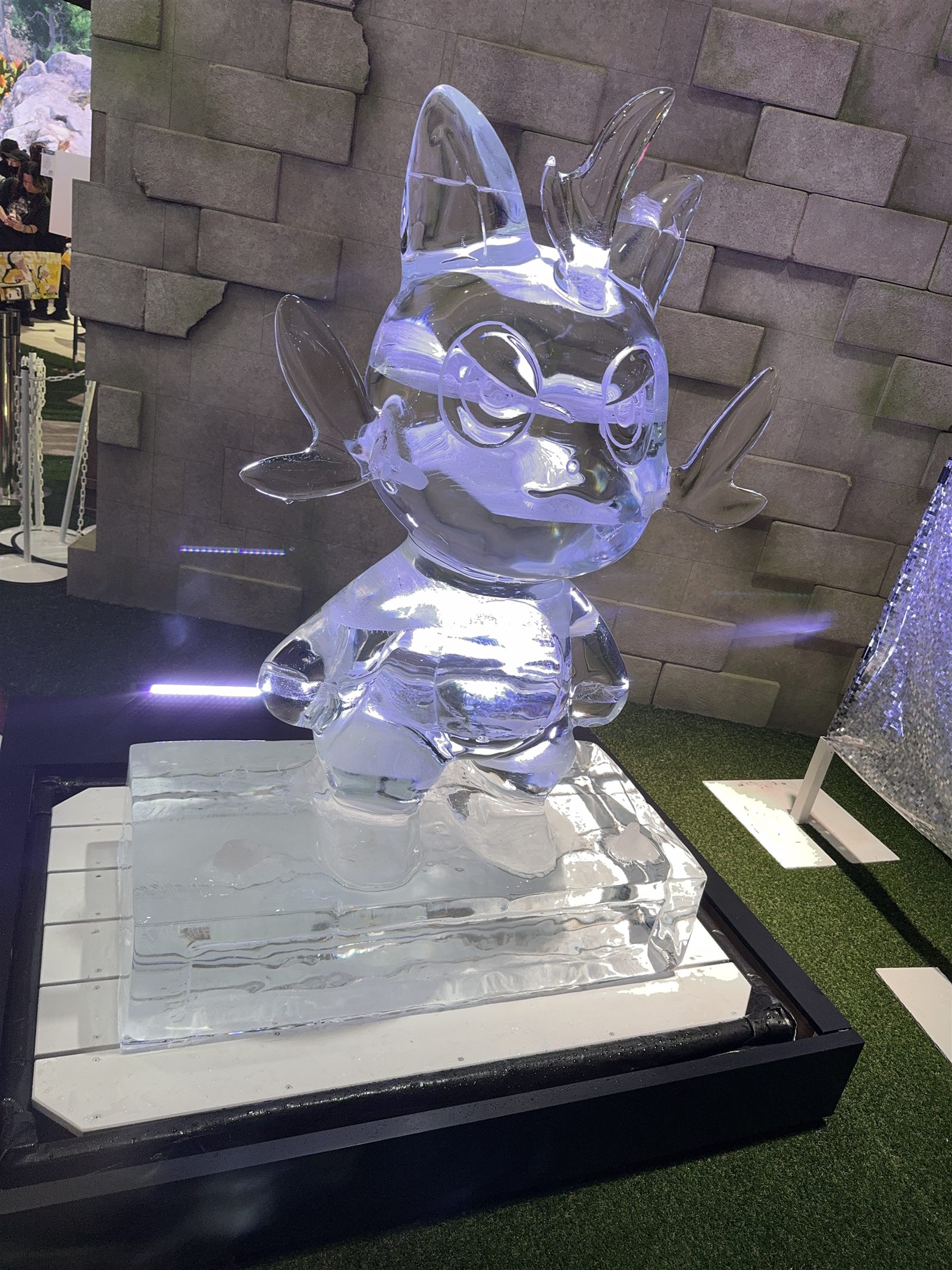 会場に展示された透明なキャラクター像